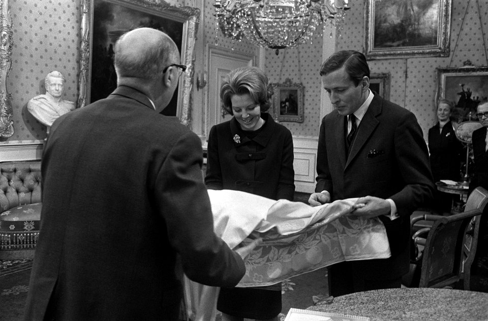 Prinses Beatrix en Claus namen eerste geschenkendoos in ontvangst op Paleis Soes, Bestanddeelnr 918-8056