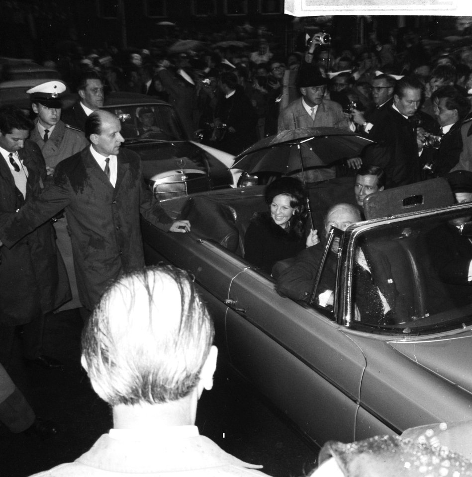 Prinses Beatrix en Claus bezoeken Hitzacker, verloofde paar op weg naar stadhuis, Bestanddeelnr 918-2545