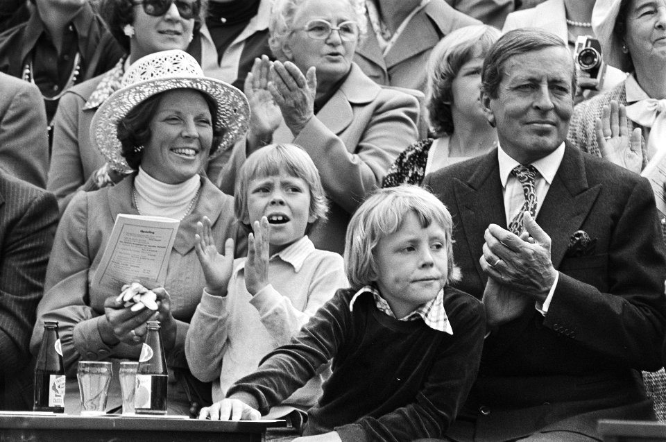 Prinses Beatrix en Pr Claus en Pr Constantijn en Johan Friso bij 25e Bloemencors, Bestanddeelnr 929-3074