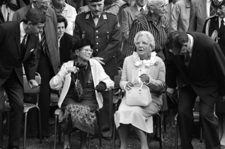 Prinses Juliana legt krans bij monument in Bronbeek t.g. herdenking Nederlandse , Bestanddeelnr 933-4083