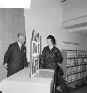 Prinses Irene opent tentoonstelling Levend Erfdeel . Prinses Irene en mr. Kruls, Bestanddeelnr 913-0952