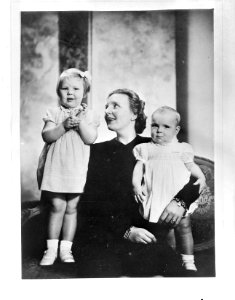 Prinses Juliana met haar dochters prinses Beatrix (links) en prinses Irene, Bestanddeelnr 900-9006