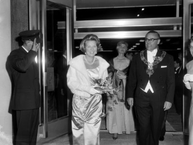 Prinses Beatrix bij opening nieuwe stadsschouwburg te Eindhoven, de Prinses betr, Bestanddeelnr 916-9612