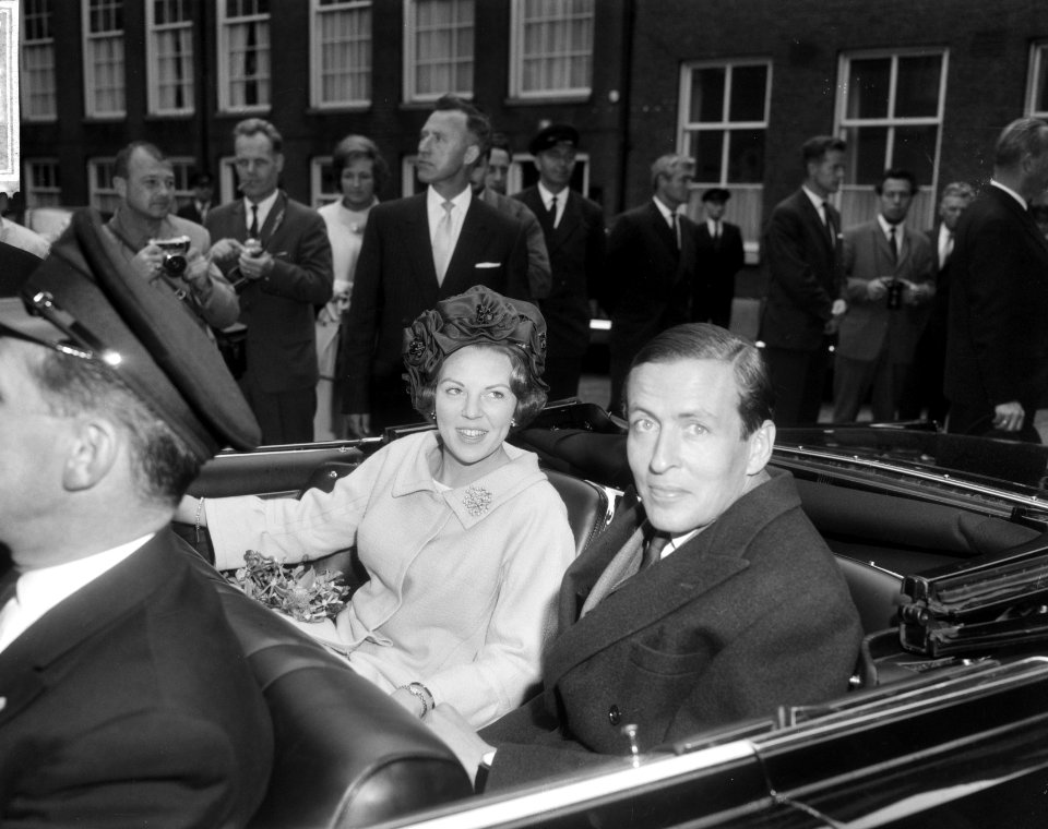 Prinses Beatrix en Claus bezoeken Amsterdam, Prinses Beatrix en Claus in de auto, Bestanddeelnr 917-9319