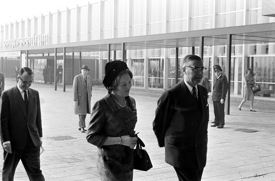Prinses Beatrix en burgemeester Van Hall betreden congresgebouw, Bestanddeelnr 918-2809