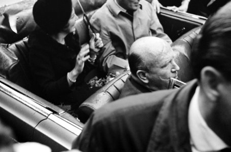 Prinses Beatrix en Claus bezoeken Hitzacker, prinses Beatrix en Claus in auto, Bestanddeelnr 918-2564
