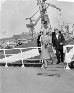 Prinses Beatrix doopte grootste tanker Esso Den Haag op Noordzee, Bestanddeelnr 915-3335