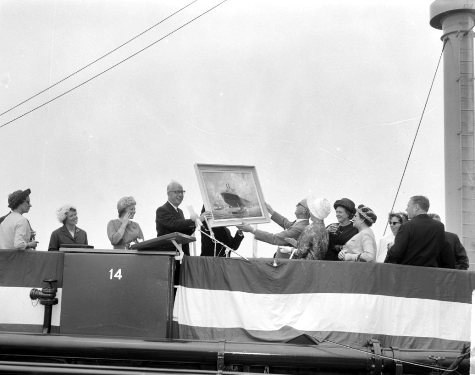 Prinses Beatrix doopte grootste tanker Esso Den Haag op Noordzee, Bestanddeelnr 915-3332