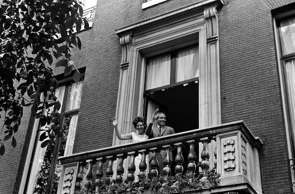Prinses Beatrix en Claus bezoeken Amsterdam, op balkon ambtswoning burgemeester , Bestanddeelnr 917-9331