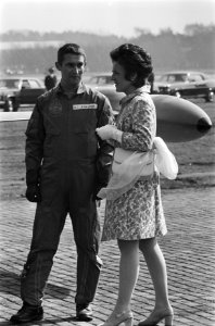 Prinses Margriet en een piloot op vliegveld Twente, Bestanddeelnr 924-4578