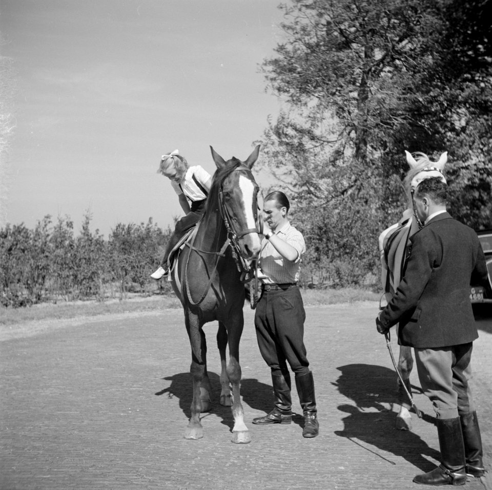 Prinses Irene te paard met stalpersoneel bij het paleis, Bestanddeelnr 255-7499