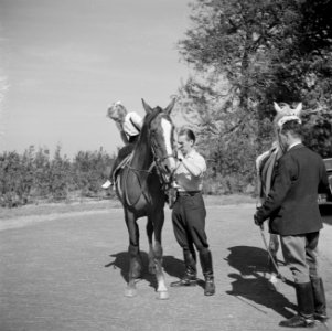 Prinses Irene te paard met stalpersoneel bij het paleis, Bestanddeelnr 255-7499