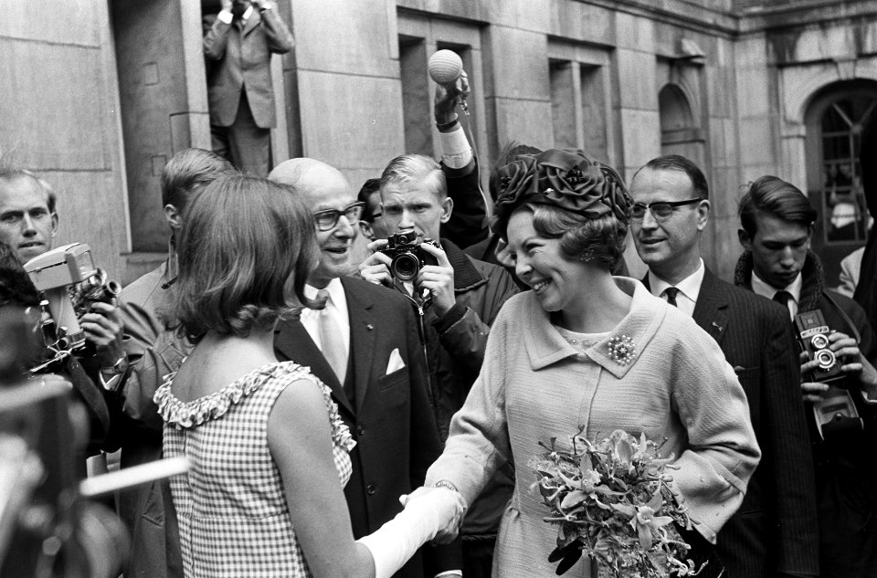 Prinses Beatrix en Claus bezoeken Amsterdam, aankomst stadhuis, Bestanddeelnr 917-9330