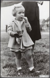 Prinses Margriet eet een koekje, na aankomst op vliegveld Teuge, Bestanddeelnr 018-0986