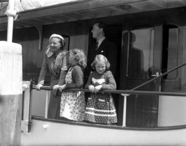 Prinselijke familie op Terschelling Prinselijke familie aan boord van Piet Hein, Bestanddeelnr 902-8128