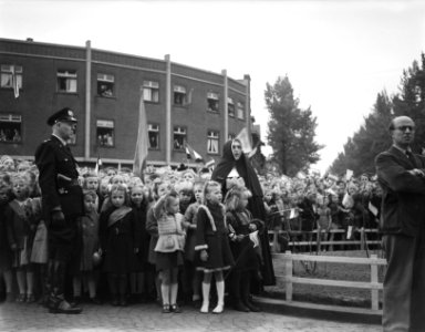 Prinses Juliana bij Staatsmijn Maurits. Kinderen juichen Prinses toe, Bestanddeelnr 902-7111