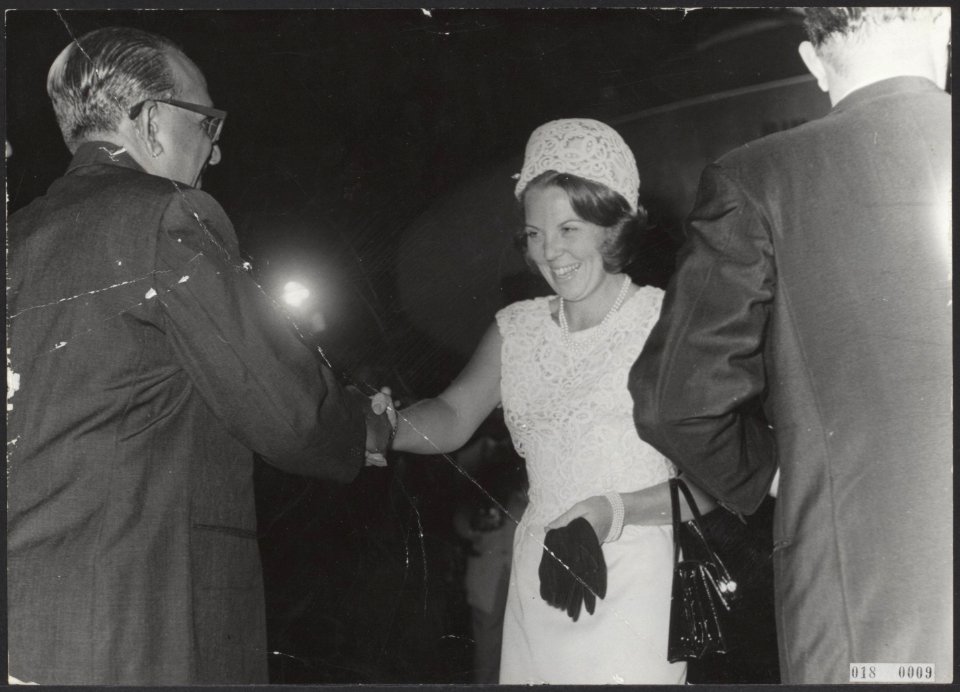 Prinselijk paar in Suriname. Prinses Beatrix wordt voorgesteld aan de voorzitter, Bestanddeelnr 018-0009