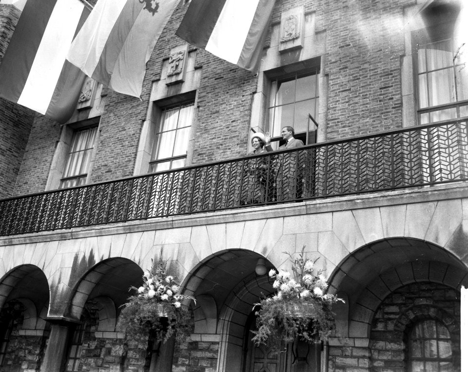 Prinses Beatrix en Claus brachten bezoek aan Maastricht, op balkon provinciehuis, Bestanddeelnr 918-1664