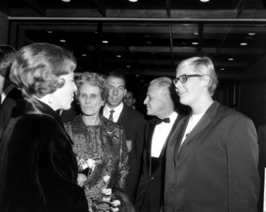 Prinses Beatrix en Claus in gesprek met Ada Kok, Bestanddeelnr 918-3200