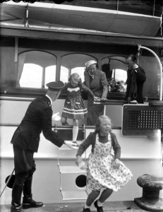 Prinselijke familie op Terschelling Verlaten Piet Hein voor tocht, Bestanddeelnr 902-8125