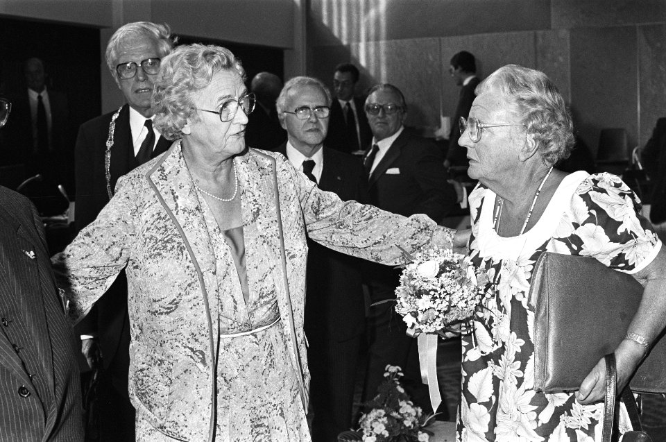 Prinses Juliana en mw. Klompé (KVP) (l), Bestanddeelnr 932-3209