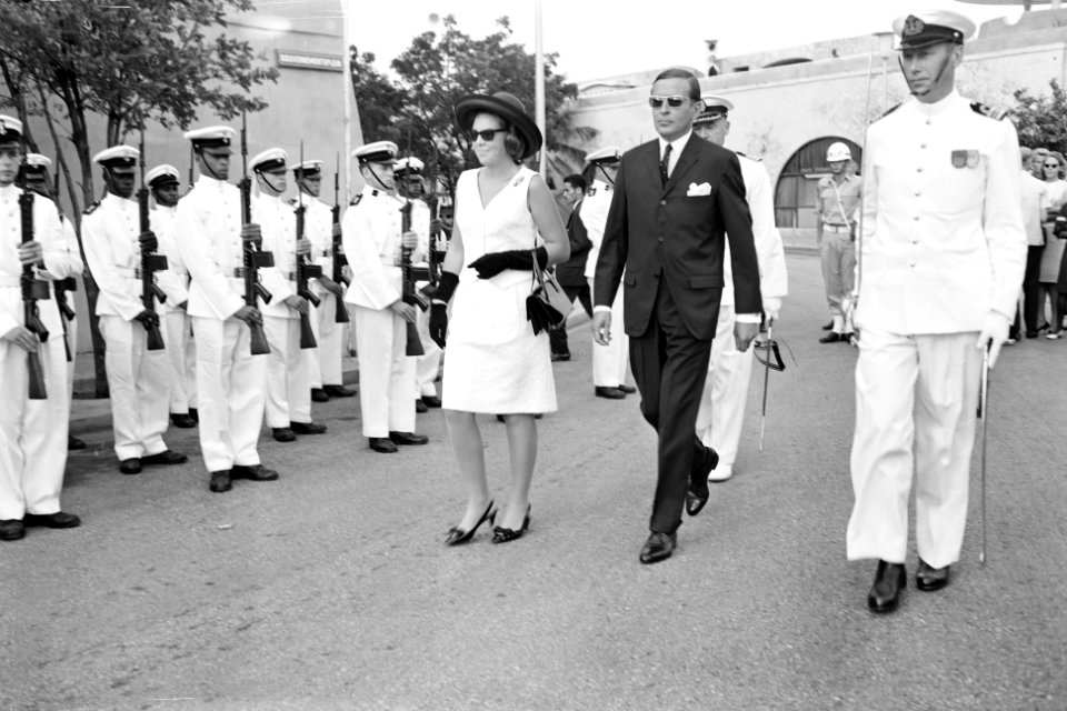 Prinses Beatrix en Claus op Curacao, inspectie erewacht, Bestanddeelnr 919-3801