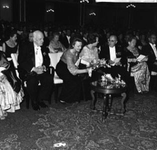 Prinses Beatrix en Irene galaconcert bijgewoond in het Kurhaus ter herdenking 15, Bestanddeelnr 915-8709