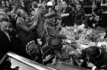 Prinses Beatrix en Claus bezoeken Rotterdam, Prinses Beatrix en Claus in de auto, Bestanddeelnr 917-9475