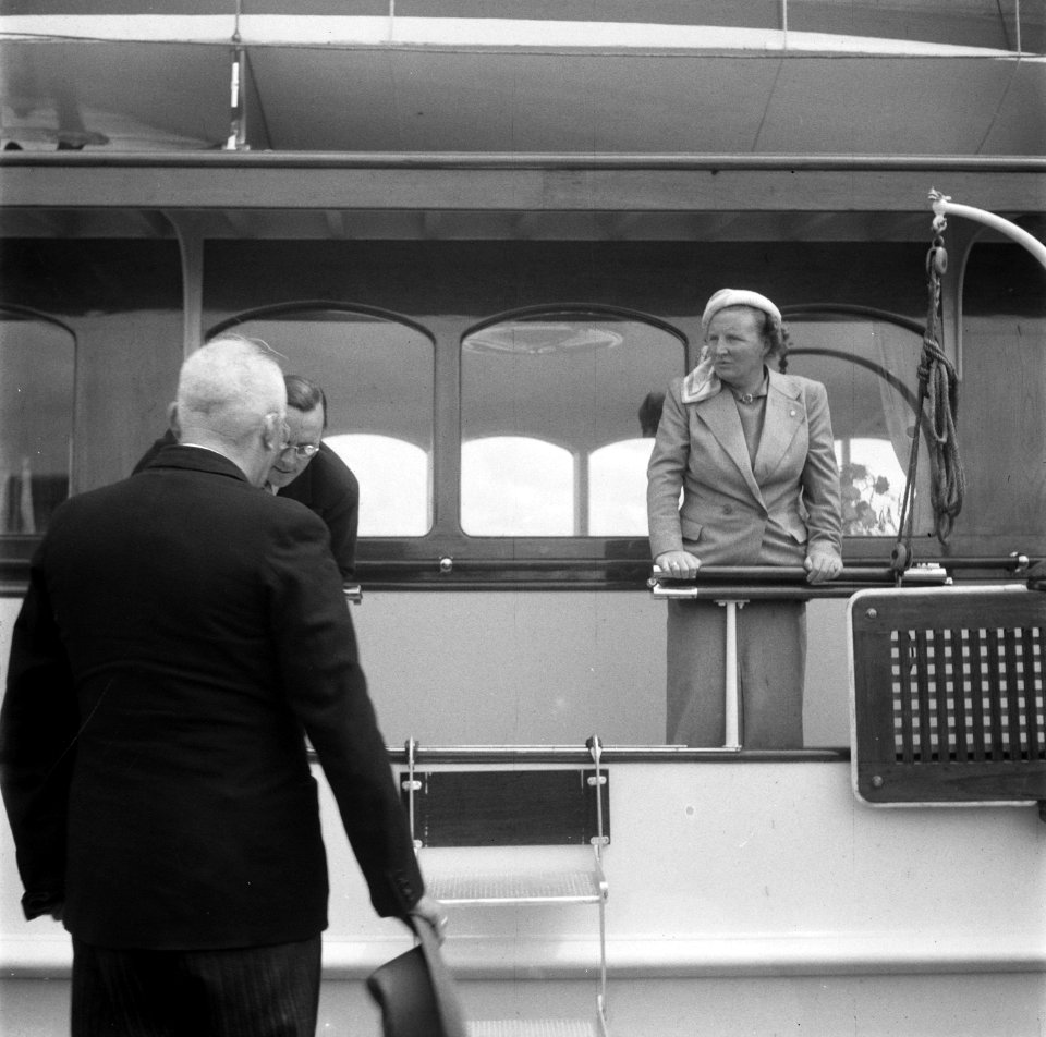 Prinselijke familie op Terschelling Prinselijk paar aan boord, Bestanddeelnr 902-8138