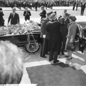 Prinses Beatrix en Claus bezoeken Rotterdam, burgemeester Thomassen veegt confet, Bestanddeelnr 917-9471