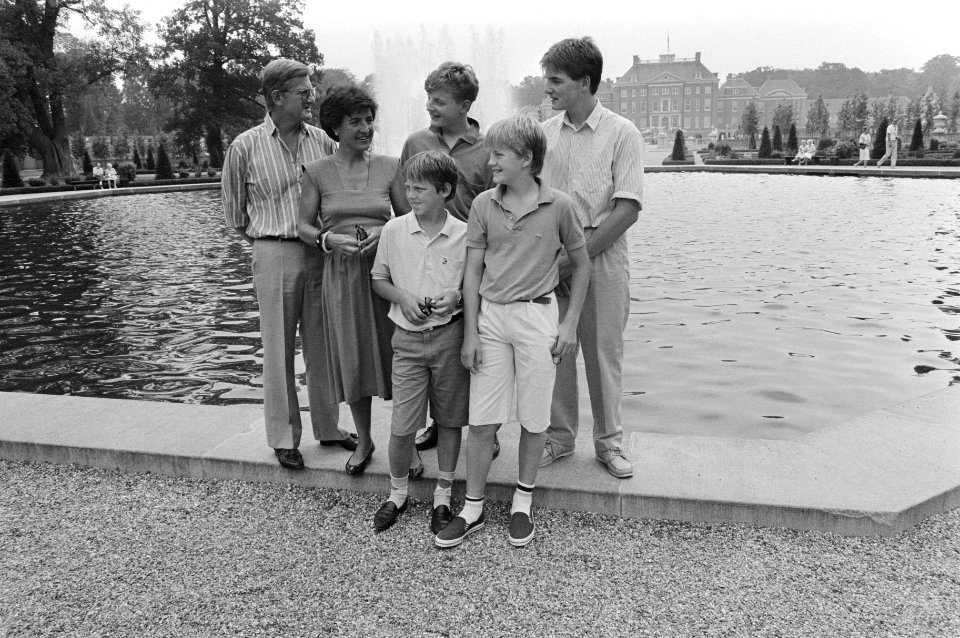 Prinses Margriet en gezin in tuin van Paleis het Loo, Bestanddeelnr 933-6960
