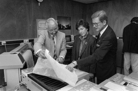 Prinses Margriet en mr. Pieter van Vollenhoven te gast bij KNMI in De Bilt Pri, Bestanddeelnr 934-0212