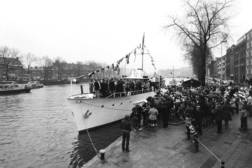 Prinses Juliana en Prins Bernhard hebben in Rotterdam het motorjacht Piet Hein o, Bestanddeelnr 931-2113