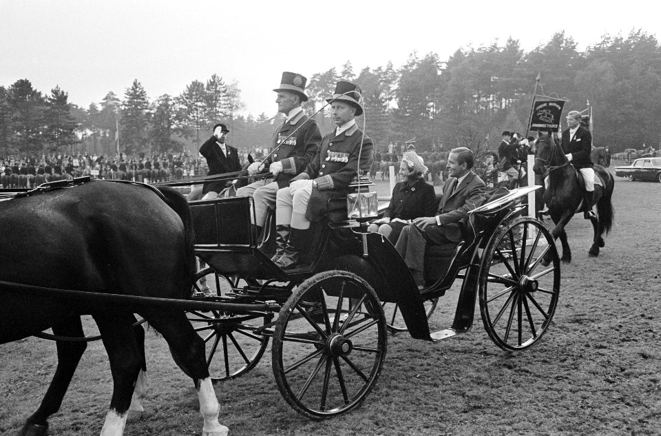 Prinses Beatrix en Claus in een open rijtuig tijdens de festiviteiten, Bestanddeelnr 919-5500