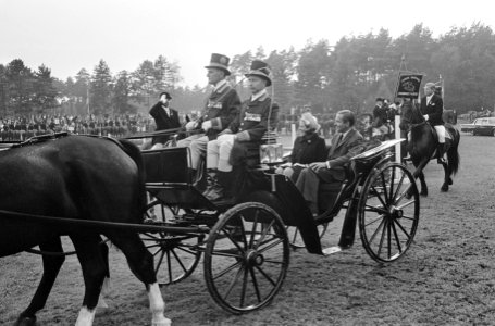 Prinses Beatrix en Claus in een open rijtuig tijdens de festiviteiten, Bestanddeelnr 919-5500