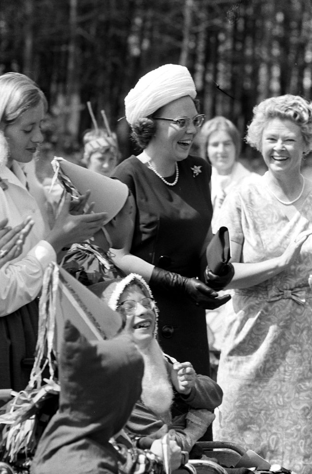 Prinses Beatrix bracht bezoek aan de Marijke-hoeve te Hattem, Bestanddeelnr 914-1547