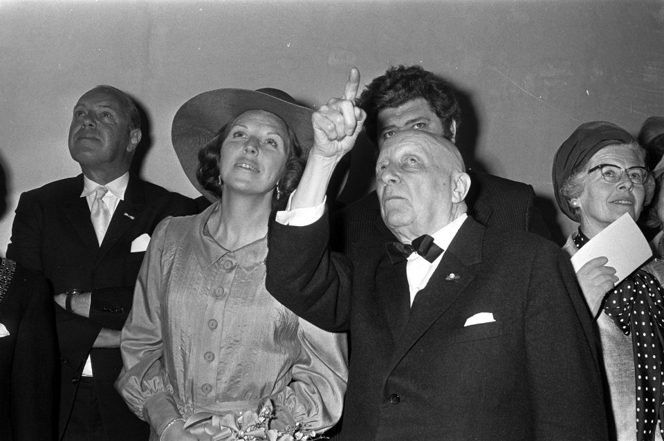Prinses Beatrix en glazenier Joep Nicolas, Bestanddeelnr 925-6185