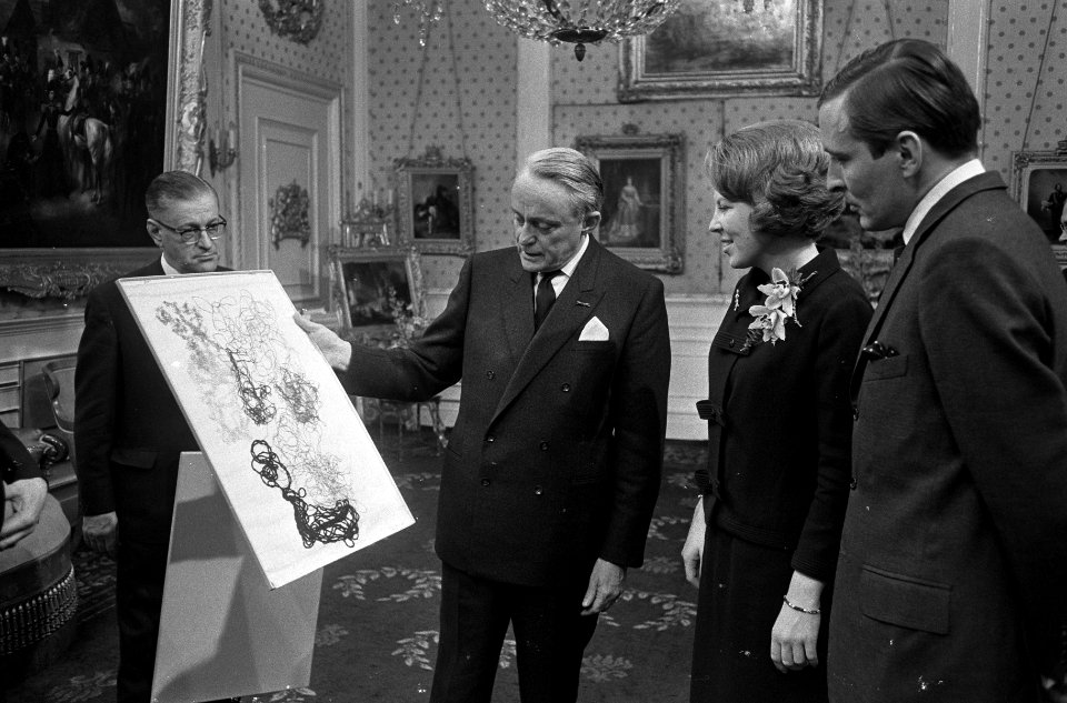 Prinses Beatrix en Claus namen eerste geschenkendoos in ontvangst op Paleis Soes, Bestanddeelnr 918-8054