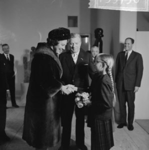 Prinses Beatrix bracht bezoek aan Gemeentelijk Museum te Arnhem tentoonstelling , Bestanddeelnr 915-9750