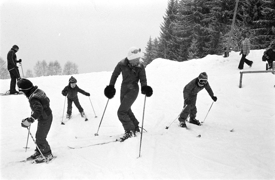 Prinses Margriet en mr. P. van Vollenhoven met kindere op wintersportvakantie bi, Bestanddeelnr 928-9624