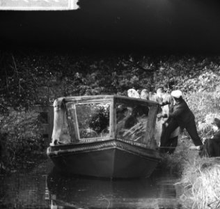 Prinses Beatrix bracht bezoek aan Giethoorn De prinses in de punter, Bestanddeelnr 915-5652