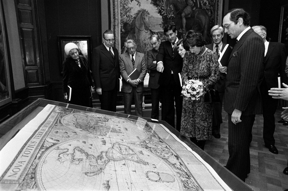 Prinses Margriet bekijkt tijdens de rondgang een wereldkaart, Bestanddeelnr 930-5976