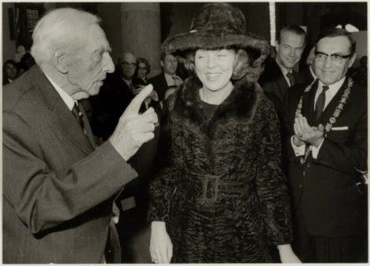 Prinses Beatrix en Jan Bronner in de Vleeshal. NL-HlmNHA 54011894 2