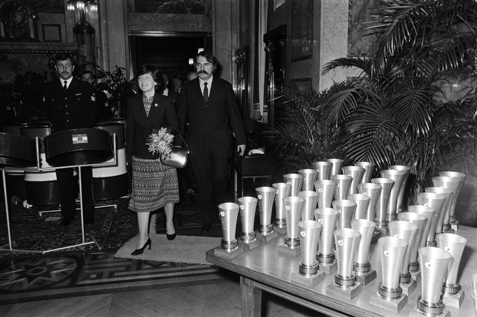 Prinses Margriet en Burgemeester André van der Louw bij de prijsuitreiking aan d, Bestanddeelnr 931-2794