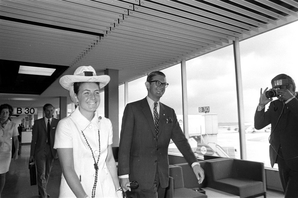 Prinses Margriet en mr. Van Vollenhoven vertrekken van Schiphol naar Suriname 1, Bestanddeelnr 923-7406