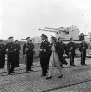 Prinses Juliana en admiraal Tovey inspecteren de troepen, Bestanddeelnr 900-6690