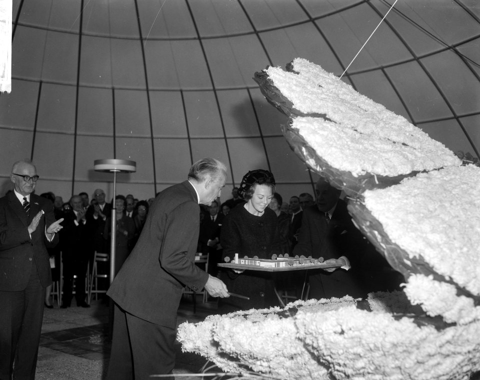 Prinses Beatrix bij het openen van paviljoen De Schelp te Scheveningen de prins, Bestanddeelnr 918-4996