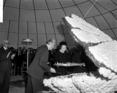 Prinses Beatrix bij het openen van paviljoen De Schelp te Scheveningen de prins, Bestanddeelnr 918-4996