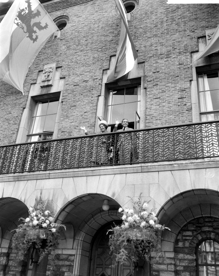 Prinses Beatrix en Claus brachten bezoek aan Maastricht, op balkon provinciehuis, Bestanddeelnr 918-1663
