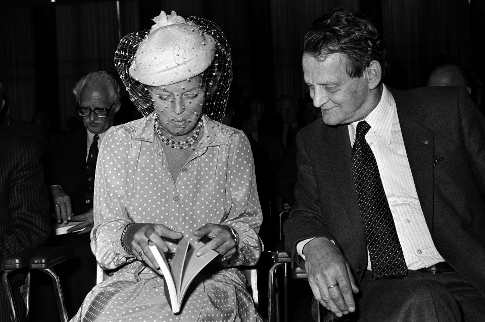 Prinses Beatrix en directeur Oltheten (r), Bestanddeelnr 930-4233